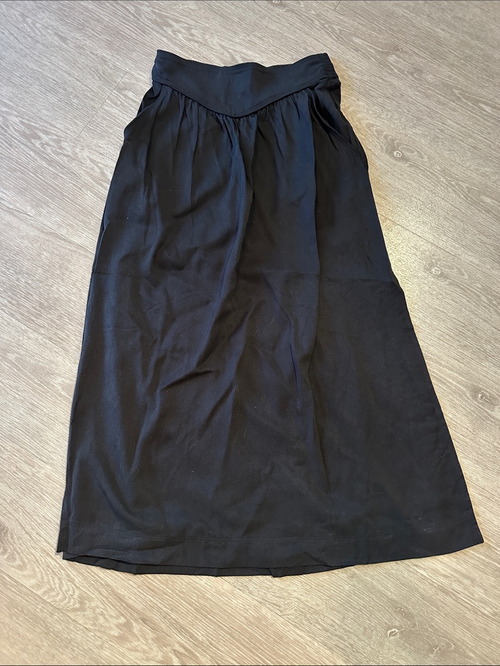 Aritzia Wilfred Black High-Waist Midi Skirt with side slits. XXS. Preowned